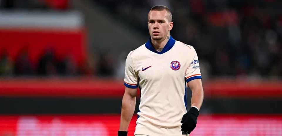 Futbolchi maydonda harakatda, qiyofasi ko'rinmoqda