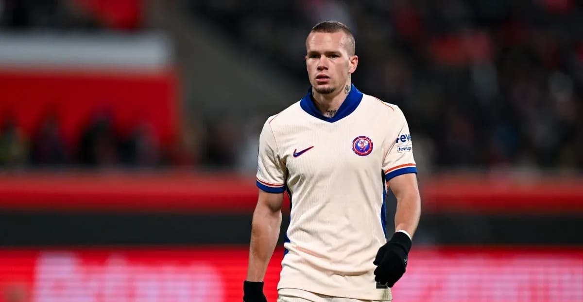 Futbolchi maydonda harakatda, qiyofasi ko'rinmoqda