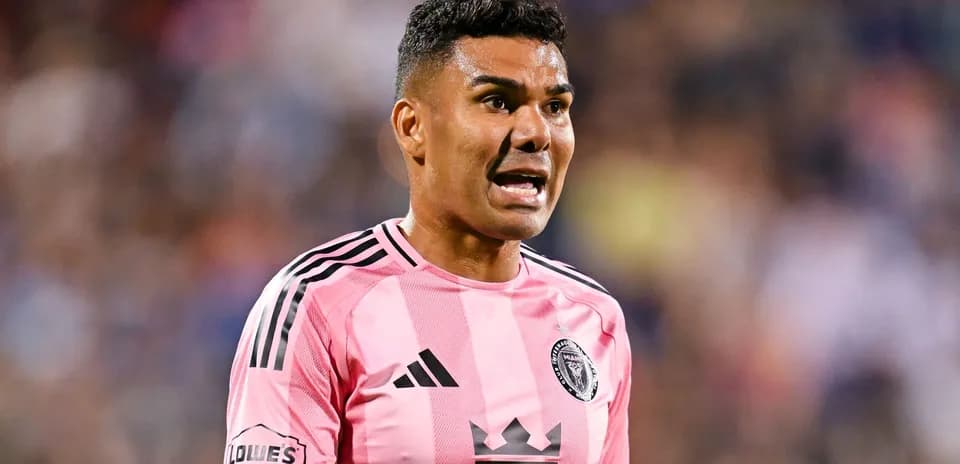 Futbolchi o'yin davomida jamoaga ko'rsatma berayapti
