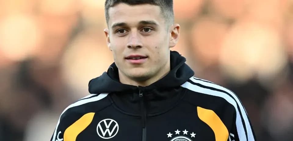 Futbolchi Germaniya jamoasi kiyimida turibdi