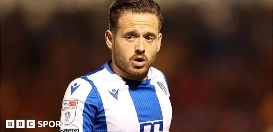 Futbolchi maydonda o'yin davomida