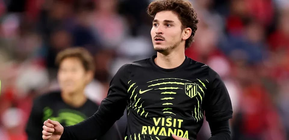 Futbolchi maydonida jismoniy tayyorgarlik ko'rmoqda