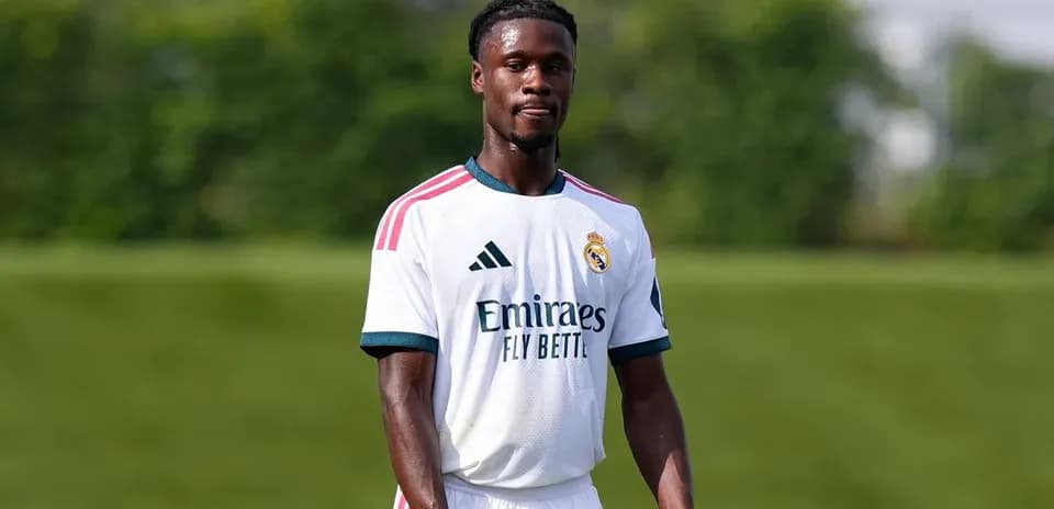 Futbolchi Real Madrid formasida maydonda turibdi