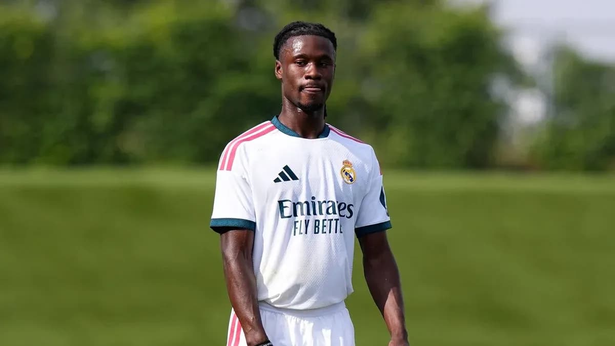 Futbolchi Real Madrid formasida maydonda turibdi