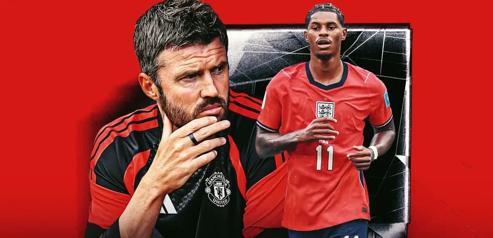 Futbol murabbiyi va o'yinchi suratda