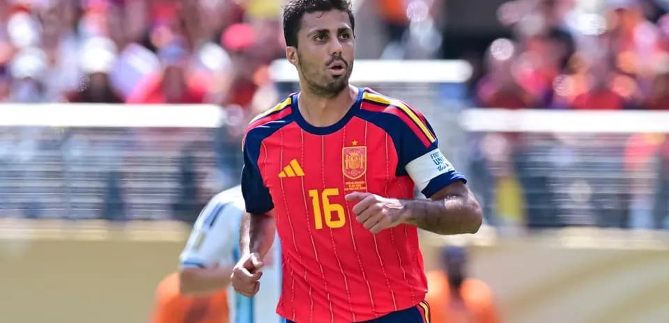 Futbolchi raqibga qarab yugurayotgan paytda