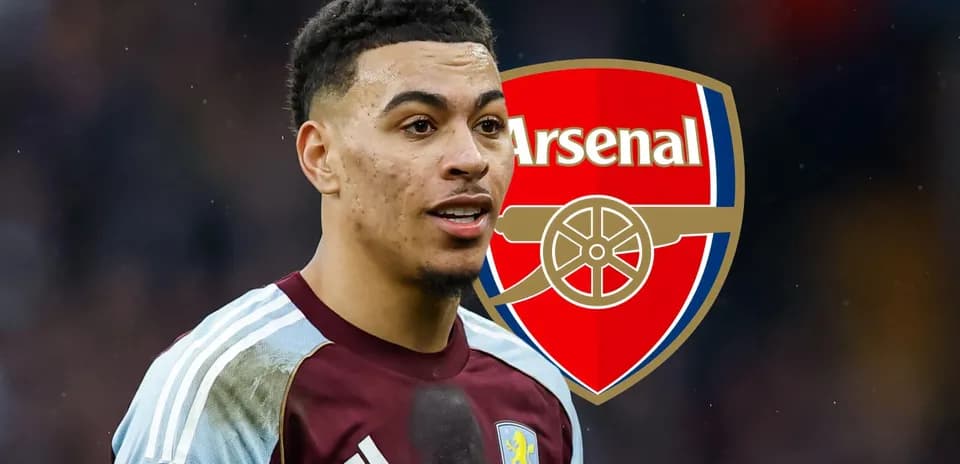 Futbolchi Arsenal logosi bilan suratga olingan