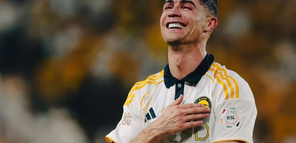 Futbolchi xursand bo'lib, qalbiga qo'l qo'ygan
