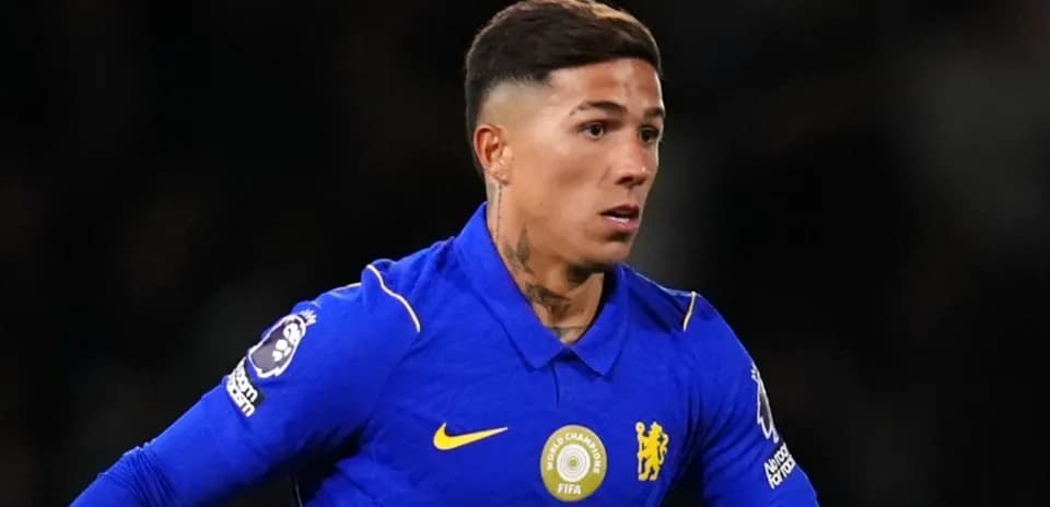 Futbolchi Chelsea formasida maydonda harakatda