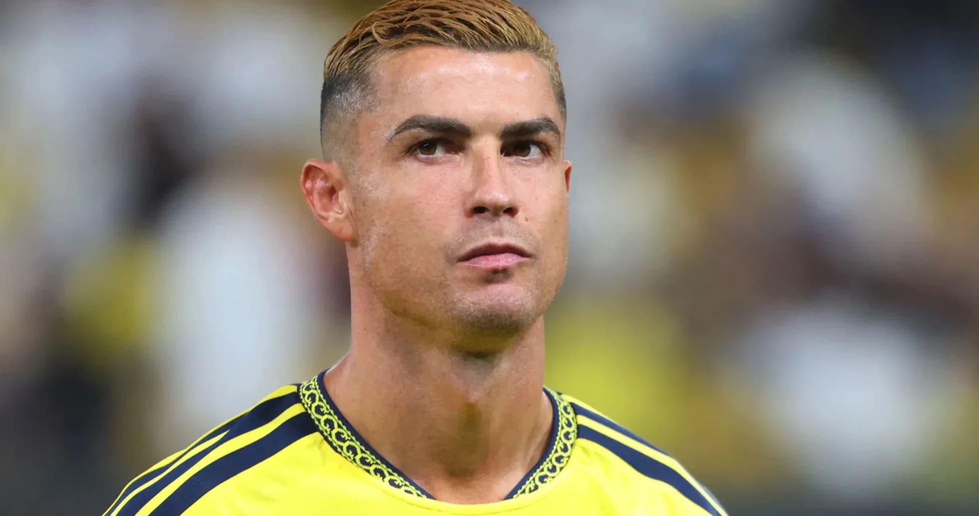 Futbolchi o'yinchisi maydonda tayyorgarlik ko'rmoqda