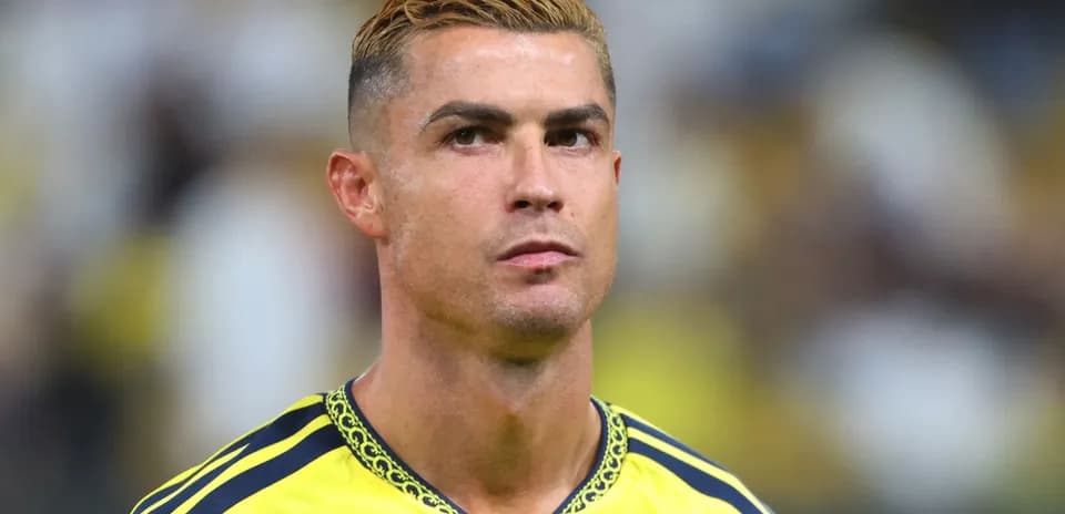 Futbolchi o'yinchisi maydonda tayyorgarlik ko'rmoqda