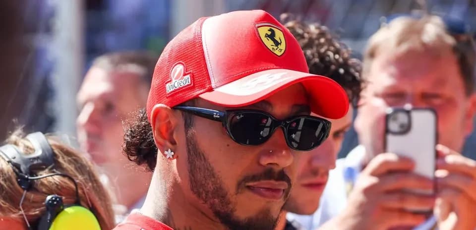 Haydovchi Ferrari qopqog'i bilan va quyosh ko'zoynaklari bilan