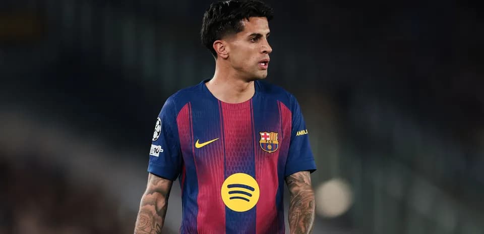 Futbolchi Barcelona formasida maydonda yuribdi