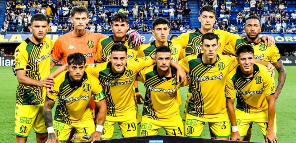 Futbol jamoasi maydonda joylashgan holda suratga olingan
