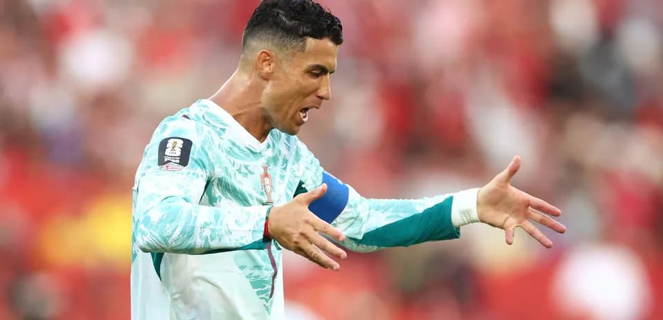 Portugaliya futbolchisi maydonda qo'l harakatlari bilan