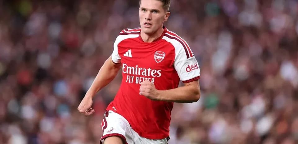Futbolchi maydonda Arsenal formasi bilan yugurmoqda