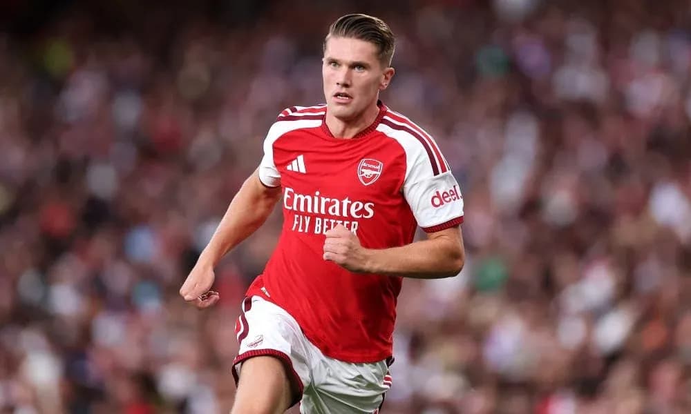 Futbolchi maydonda Arsenal formasi bilan yugurmoqda