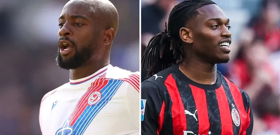 Futbolchilar jamoa formalarida maydonda
