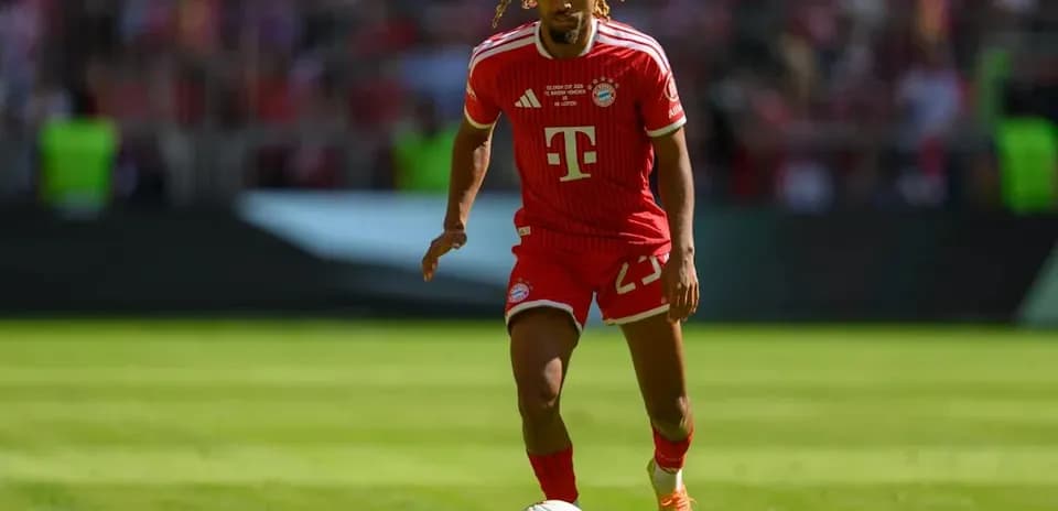 Bayern Munich player running with the ball