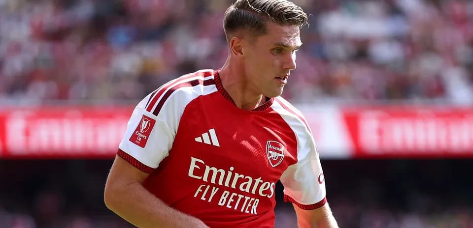 Futbolchi Arsenal formasida maydonni tark etmoqda