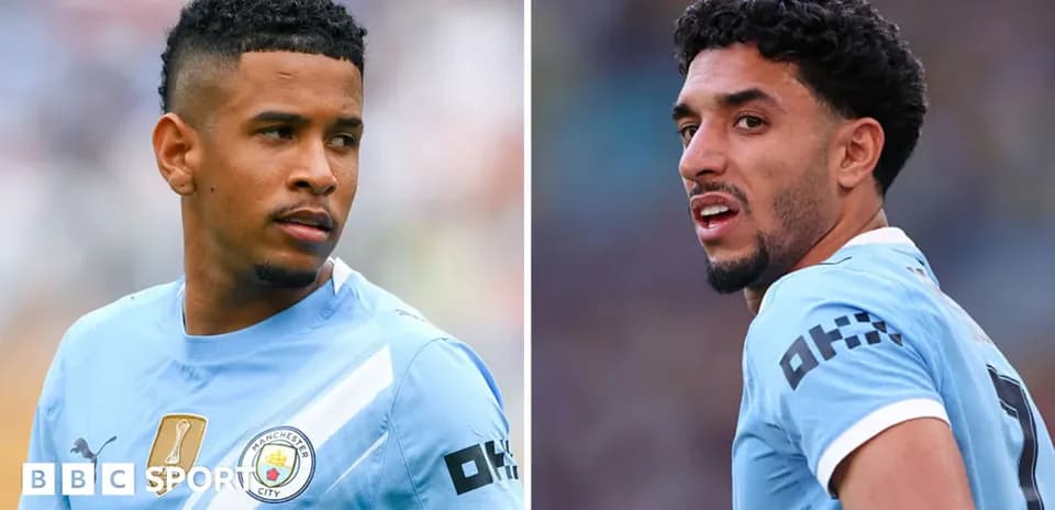 Ikkita futbolchi Manchester City formasida maydonda