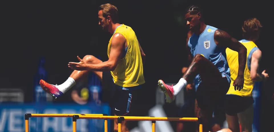 Futbolchilar to'siqdan o'tish mashg'ulotida