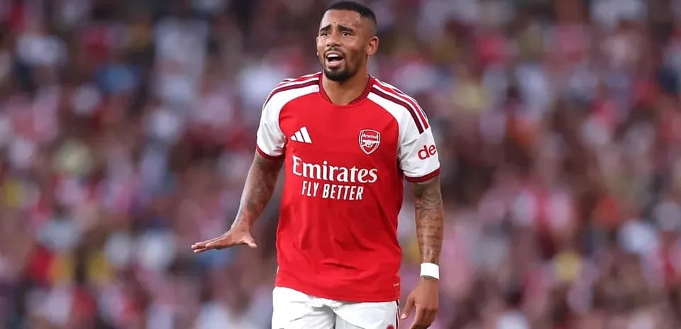 Futbolchi Arsenal formasida o'yin maydonida