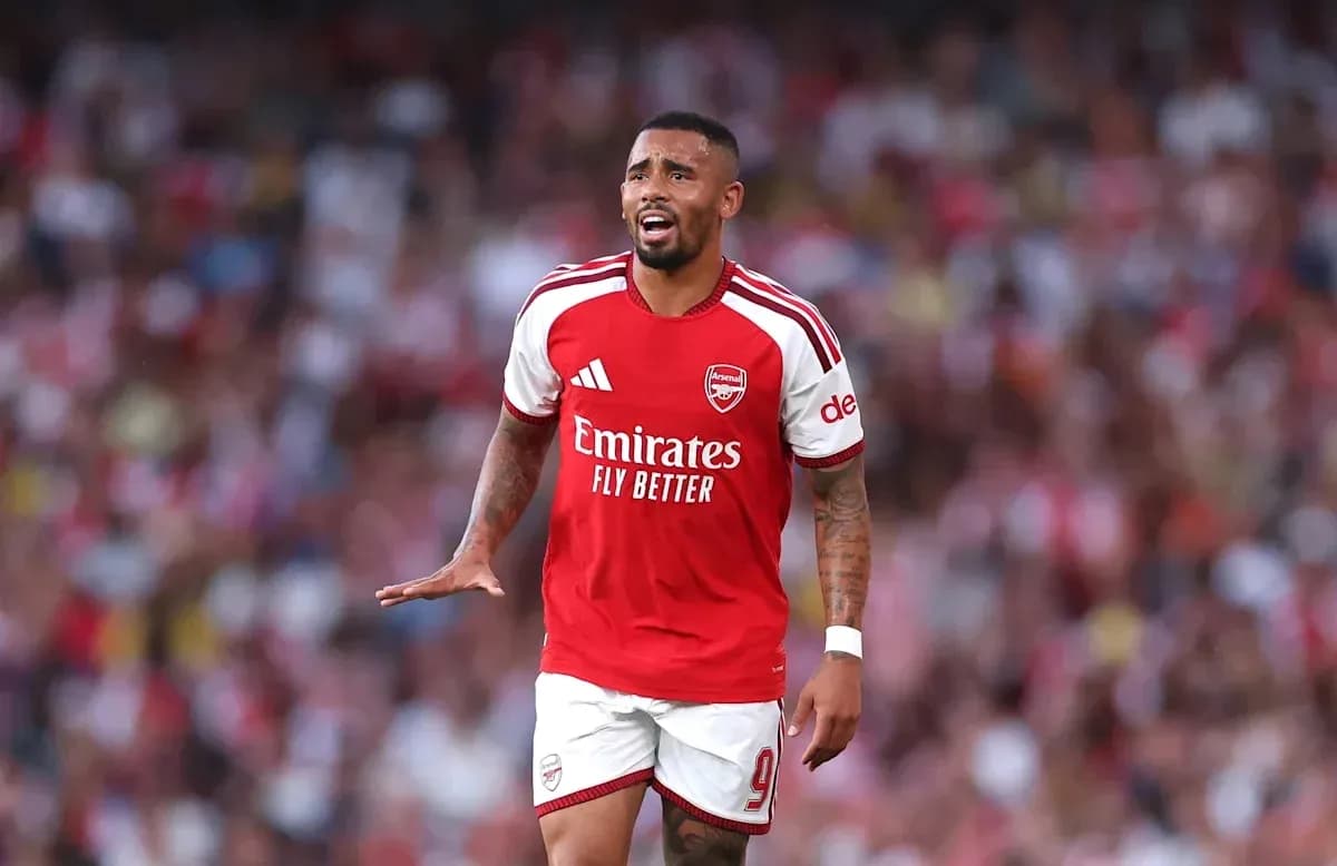 Futbolchi Arsenal formasida o'yin maydonida