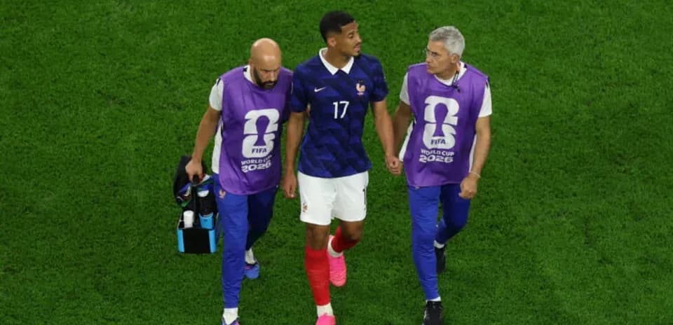 Fransiya futbolchisi jarohatlangan holda maydondan chiqmoqda