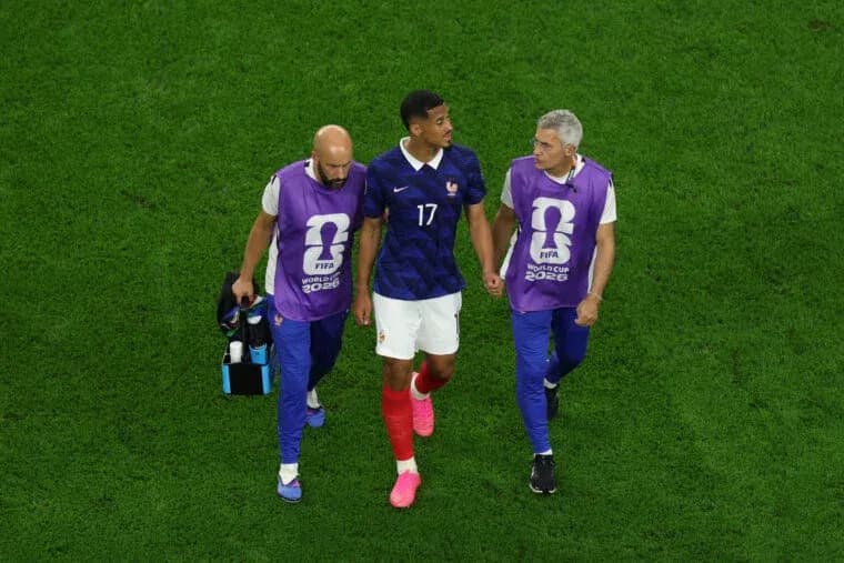 Fransiya futbolchisi jarohatlangan holda maydondan chiqmoqda