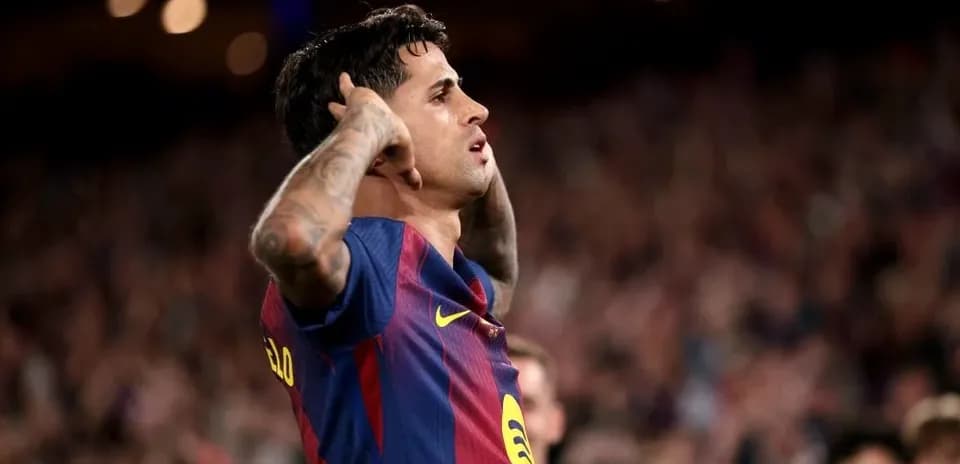 Futbolchi gol urganidan keyin juborish berayotganida