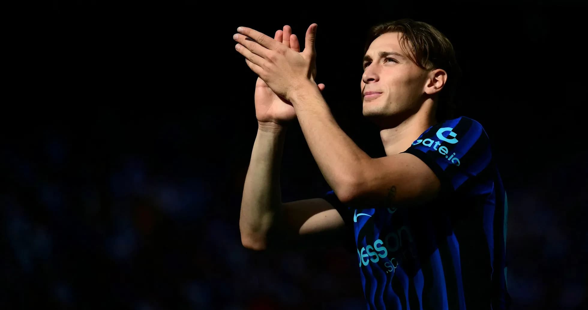 Futbolchi qo'llarini tepada chaplayapti