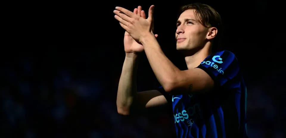 Futbolchi qo'llarini tepada chaplayapti