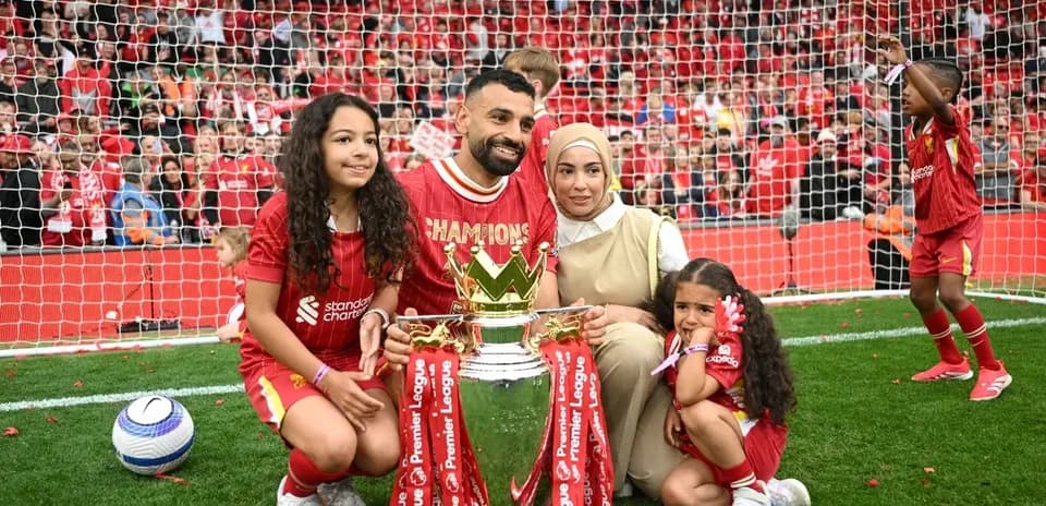 Futbolchi va oilasi Premyer-liga kubogini ushlab turishmoqda