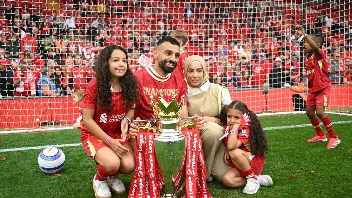 Futbolchi va oilasi Premyer-liga kubogini ushlab turishmoqda