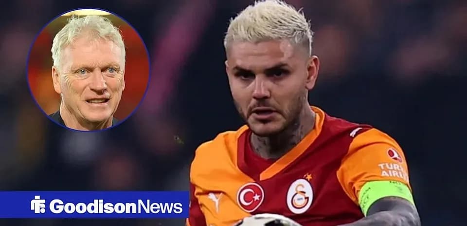 Futbolchi Galatasaray formasida to'p bilan harakatda