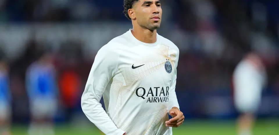 Futbolchi PSG formasi bilan maydonda harakatda