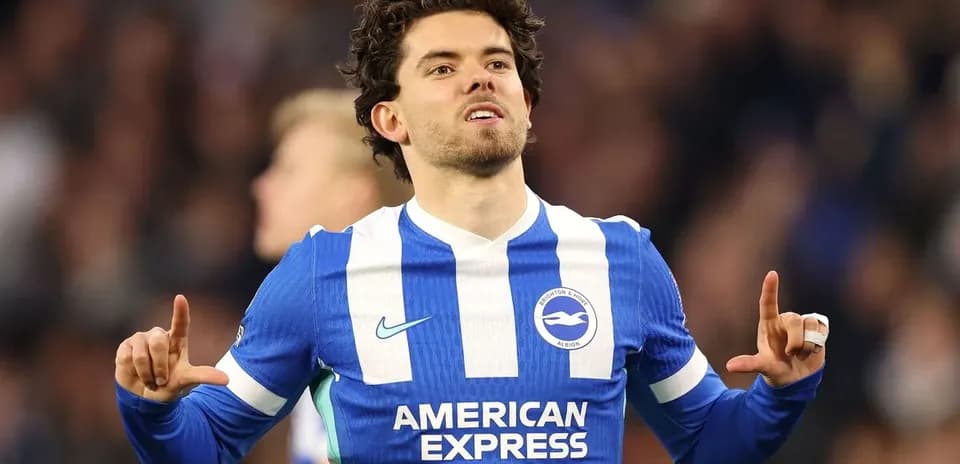 Futbolchi Brighton formasi bilan nishonlayapti