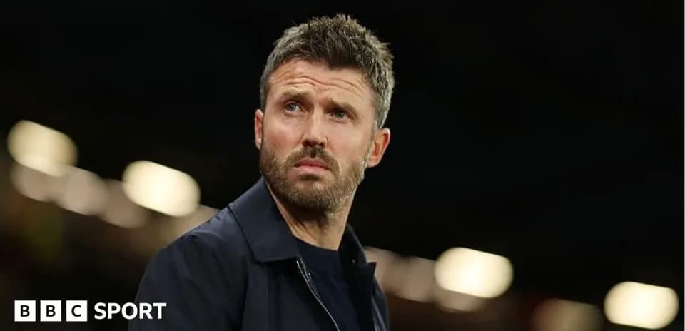 Futbol murabbiyi o'yin davomida maydonga qaraydi