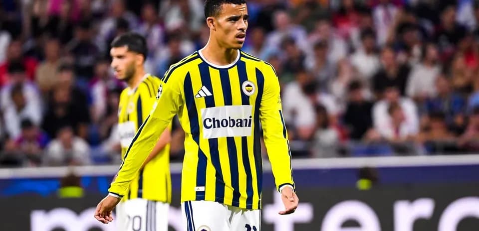 Fenerbahçe futbolchisi maydonda harakatda