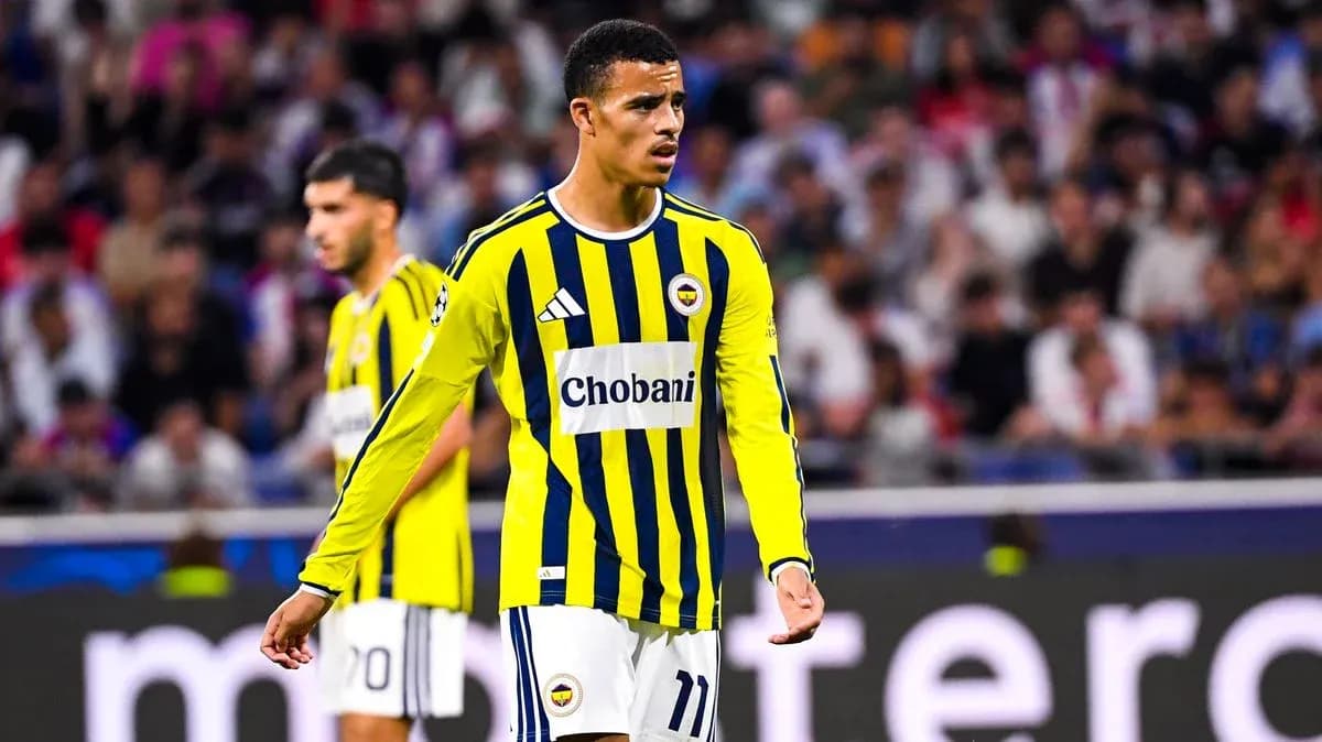 Fenerbahçe futbolchisi maydonda harakatda