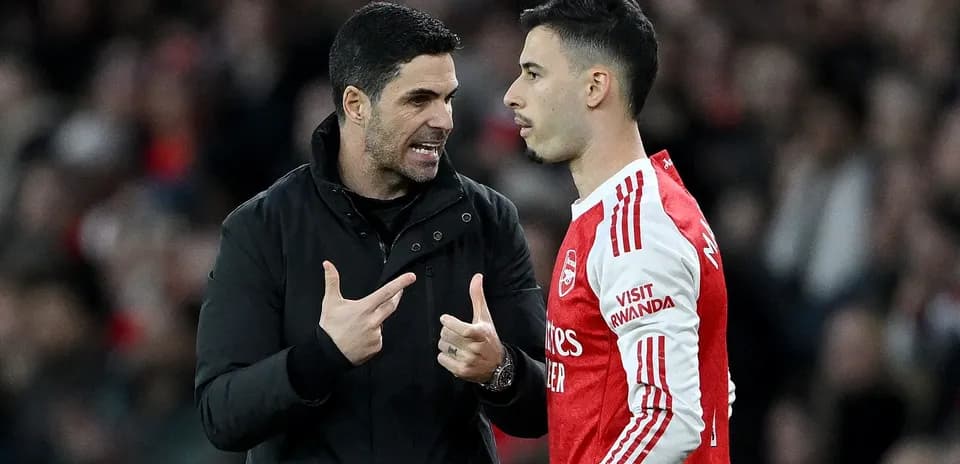 Mikel Arteta discussing tactics with Gabriel Martinelli