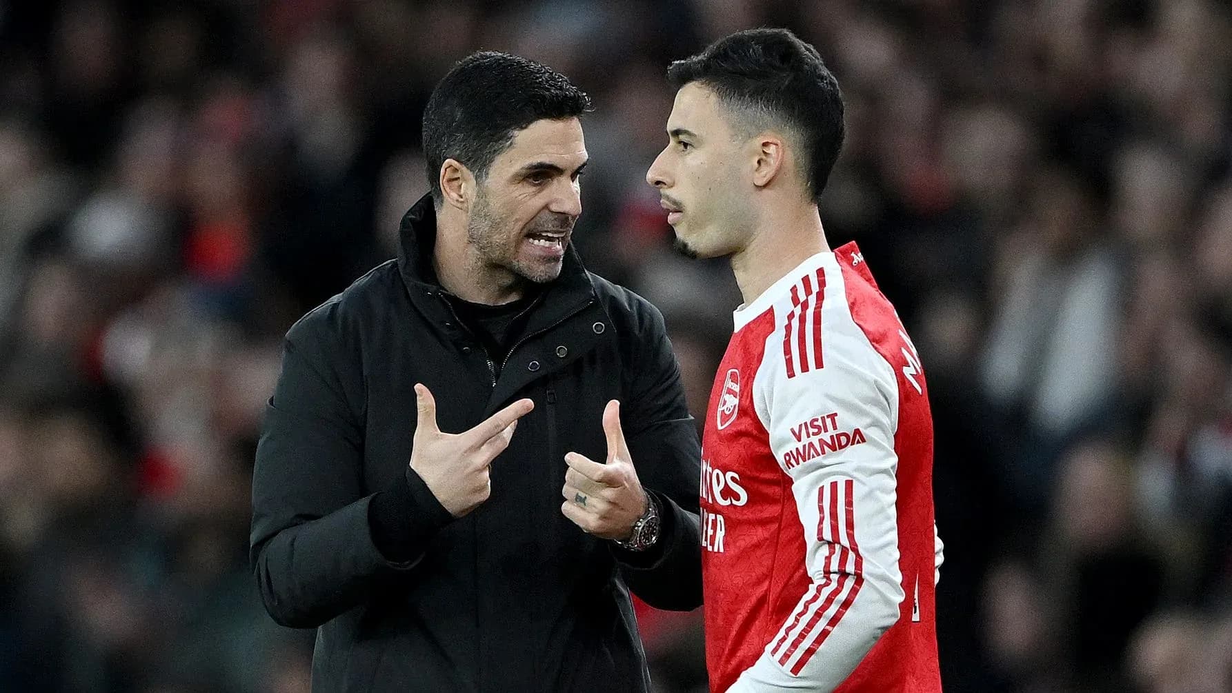 Mikel Arteta discussing tactics with Gabriel Martinelli