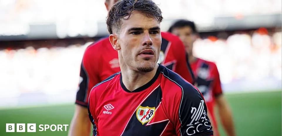 Futbolchi Rayo Vallecano formasida maydonga kirib kelmoqda