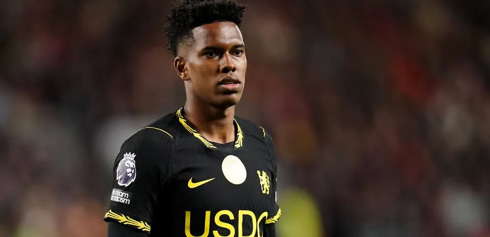 Futbolchi Chelsea formasi bilan maydonda turibdi