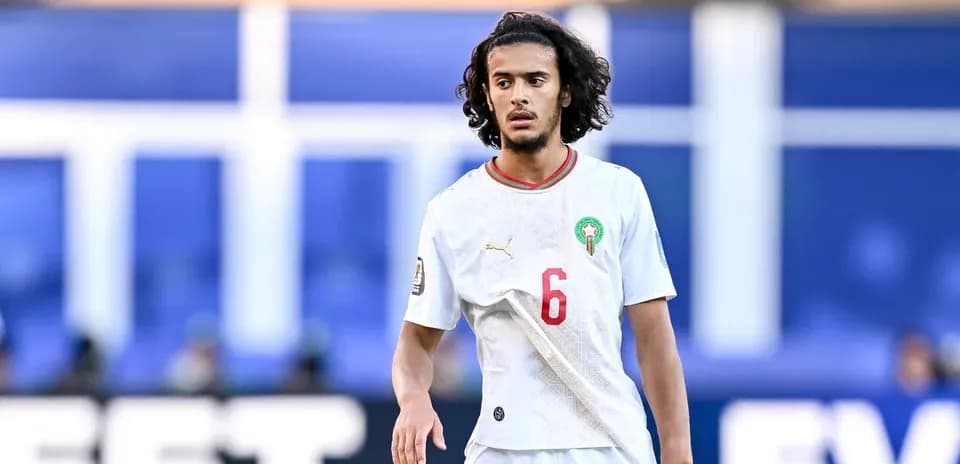Futbolchi maydonda, oq forma kiygan