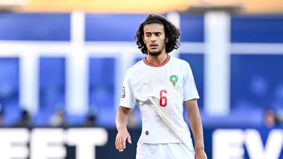 Futbolchi maydonda, oq forma kiygan