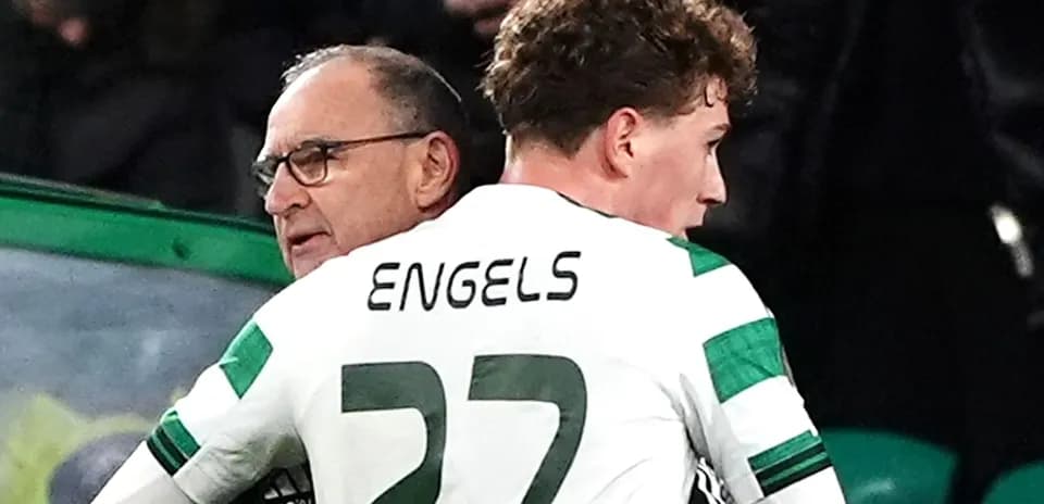Coach discussing with player Engels during match