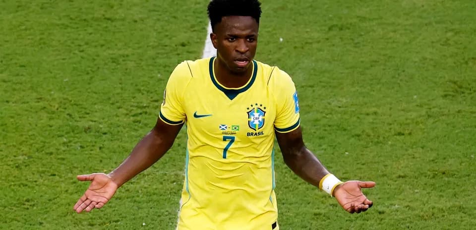 Futbolchi maydonda qo'llarini ochgan holatda