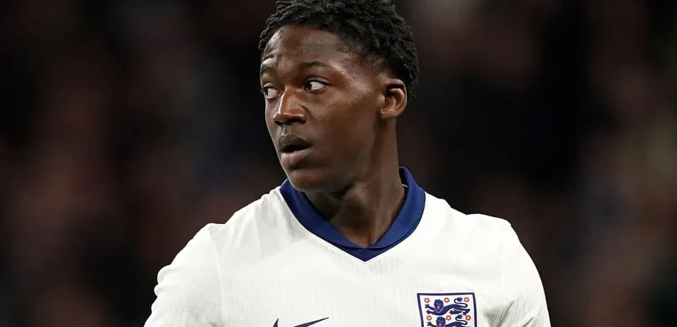 Futbolchi o'yin paytida maydonda harakatda
